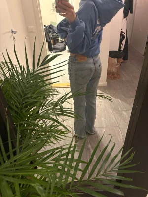 Levi's jeans - Ljusblå Levi's 501 jeans som är utsvängda. Använda fåtal gånger. Jag är 168 som referens❣️
