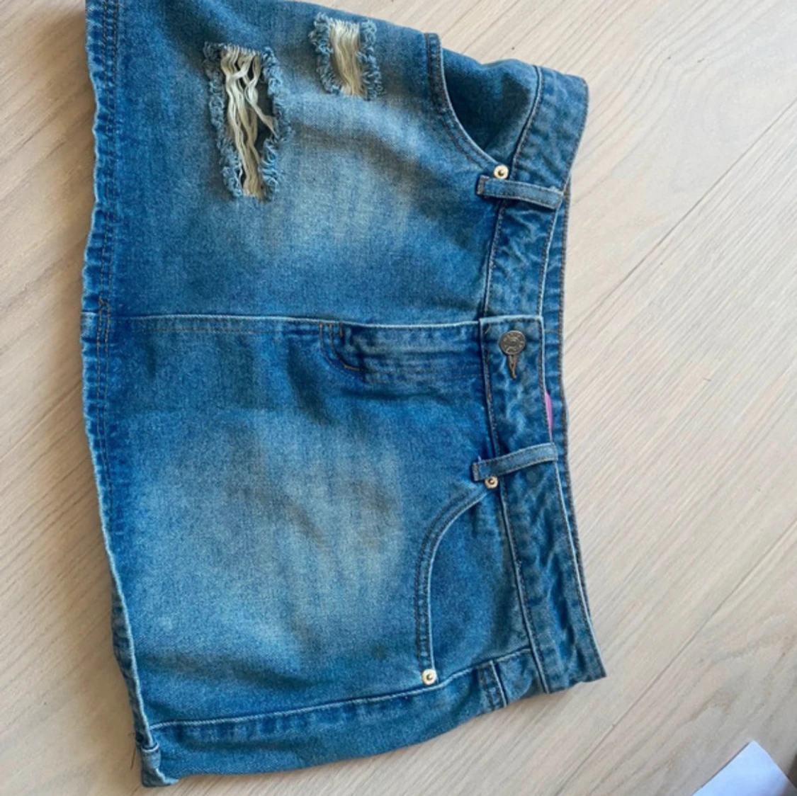 Blå jeanskjol från Edikted - 2