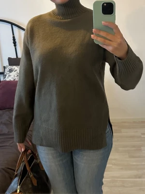 Olivgrön polotröja  - Säljer en superfin polotröja från HM. Säljer då jag har en liknande redan💗