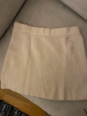 Stickad kjol NA-KD - Jättefint skick, knappt använd 