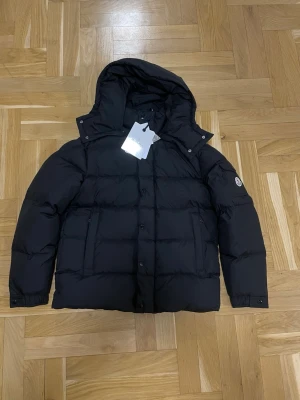 Moncler vezere  - Nu säljer jag denna fina Moncler jackan, jackan är varm och stilig, perfekt till vintern, ställ gärna frågor, tar Helst kontant 
