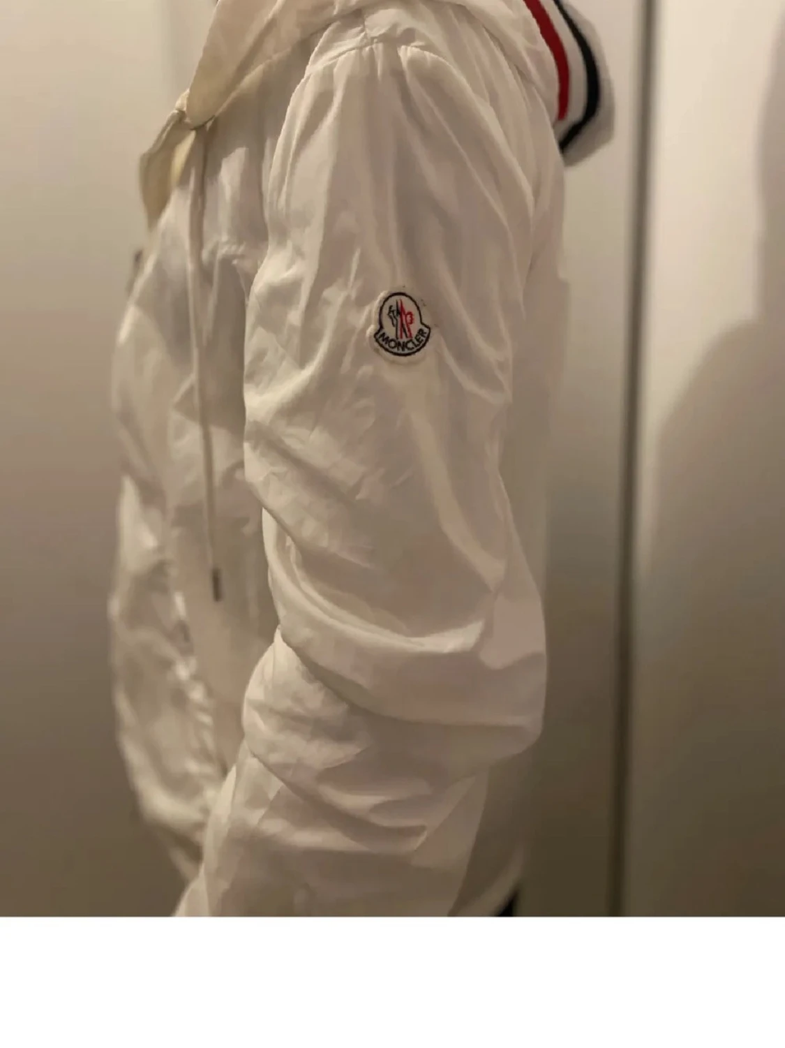 Vit Moncler vindjacka med huva