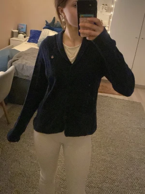 Vintage mörkblå stickad kofta från Bondelid - Står M men sitter perfekt på mig som är XS!💗 Rn av knapparna är utbytt men den kan man enkelt byta igen om man vill att det ska matcha med de andra!💕 inga tydliga defekter🫶🏼
