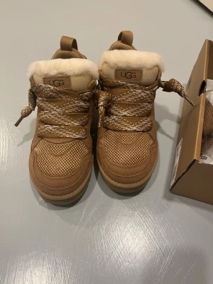 Bruna UGG kängor med snörning - Unused Chestnut color UGG Lowmel winter shoes for women