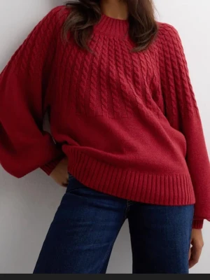 Röd kabelstickad oversized tröja - Snygg röd stickad tröja med kabelstickat mönster och oversized passform. 
