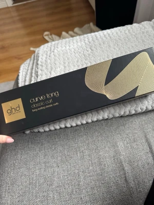 ghd Curve Tong Classic Curl locktång - Locktång från GHD. Inhandlades för några år sedan men har aldrig använt den. Förpackningen har några skavanker då den följt med i en flytt men locktången är aldrig rörd! 