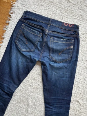 Dondup George - Ett par dondups i en schysst colorway och i den populäraste passformen nämligen ”George”! Några slitningar på dessa vilket är väldigt eftertraktat. Extremt bra pris jämfört med vad andra tar. Hör av dig vid frågor.