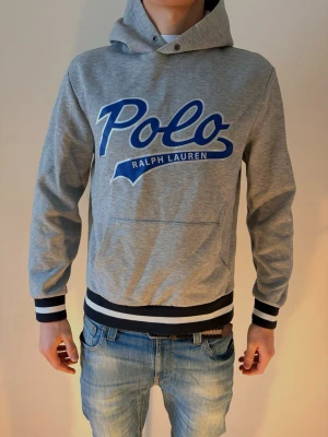 Ralph Lauren Hoodie - Först till kvarn! 🔥 Säljer denna otroligt schyssta och unika Ralph Lauren hoodie, inga defekter och i mycket bra skick! Vid minst lilla funderingar bör du ej tveka på att slå en signal till oss! 🤝 / N&V 