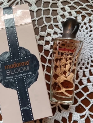 Madonna Bloom Edt 50ml - Nyinköpt parfym edt 50 ml säljes för 60kr :)
