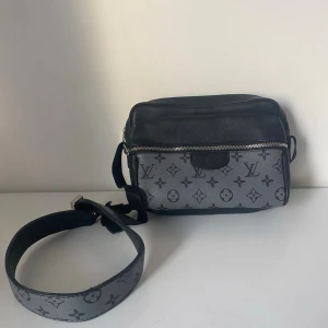 Lv,Väska - 💎 Väl omhändertagen och ser fantastisk ut 👌 Passar perfekt till både vardag och fest 💬 Pris kan diskuteras vid snabb affär 🚚 Skickar snabbt direkt efter betalning 🔥 Missa inte chansen – först till kvarn!