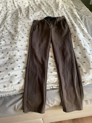 Bruna raka jeans från TeeShopper - Bruna jeans med rak passform från TeeShopper. Klassisk design med enkel midja och utan synliga detaljer eller slitningar. Perfekta för en stilren och avslappnad look. W 31  - L 34 herr byxor! chinos 