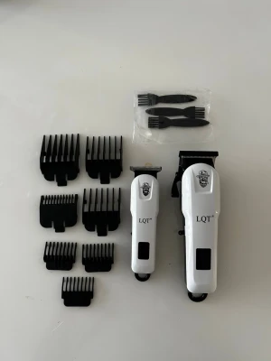 LQT hårtrimmer set vit - Snyggt hårtrimmer set från LQT i vit plast med svart detalj. Setet innehåller två olika trimmers, perfekta för både hår och skägg. Ergonomisk design med tydlig display och metallblad för exakt trimning. Passar dig som vill fixa frisyren hemma. Guards ingår samma sak med dem små borstarna 
