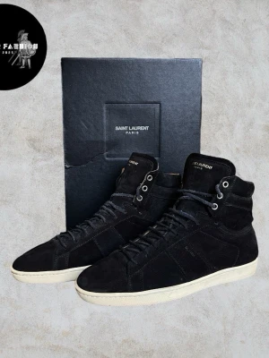 Saint Laurent high top skor SL/10H - Saint Laurent svarta mocka high-top sneakers i storlek 42, modell blandning av SL/10H Court Classic och SL18H. Mycket sällsynt modell och svårhittade då det inte längre finns i butik. Skicket är 9/10, sparsamt använda och väl omhändertagna, endast lätt slitage på snören. Saint Laurent har ofta väldigt bra kvalite, rekommenderas stort! OG box, dustbag, papper och extra originalsnören ingår.    ~ Nypris cirka 8000 kr | Mitt pris 2599 kr. Alla följare får rabatt, så följ! 