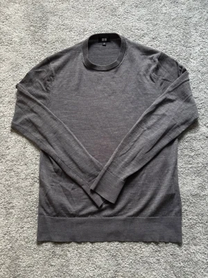 Grå merinoulltröja från Uniqlo - Säljer en stilren grå tröja från Uniqlo i mjuk merinoull. Strl XS. Skick 9/10. Hör av er vid frågor eller om ni vill ha fler bilder! Skickar snabbt 🚚💨