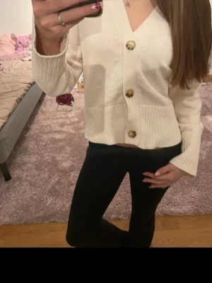 Vit ribbad kofta  - En jättefin vit kofta från NA-KD som jag säljer vidare då den inte kommer tkll användning. Den är knappt använd. 