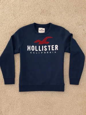Hollister Tröja - Mörkblå Vintage Tröja från Hollister - Utmärkt skick utan defekter - Storlek: S - Pris: 399kr - Först till Kvarn!
