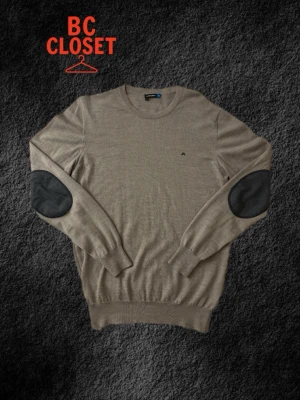 100% merino ull J. Lindeberg (FRI FRAKT!!) - Säljer en beige stickad tröja ifrån J lindeberg i 100% Merino ull. Tröjan är i princip ny med ett nypris på över 1200. Priset är diskuterbart, kontakta för frågor och funderingar!✅🤝 