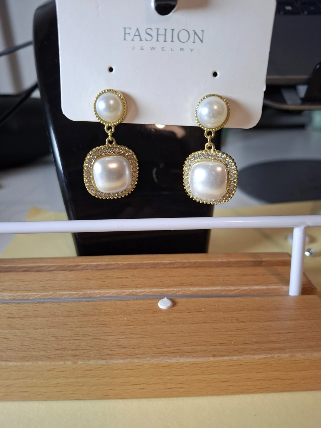 Guldiga örhängen med pärldetaljer - 1