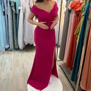 Rosa långklänning med slits - Rosa lång klänning med slits. Aldrig använt