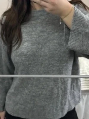 Grå Stickat  - Grå stickat tröja! Super skön men fick den i present och gillar inte den. Använt endast två gånger , Originalpris ligger runt 150kr+
