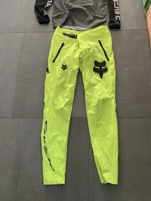 Bmx/Mtb kläder - Jag säljer min Raven tröja st 152/L & mina Fox byxor st 158/L