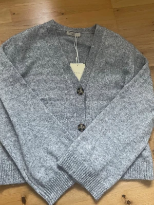 Stickad kofta - Intressekoll på denna fina kofta då den inte kommer till användning. Har aldrig använts därav mycket bra skick med lappen kvar. Den är i storlek s och orginalpris är 460 kr. 