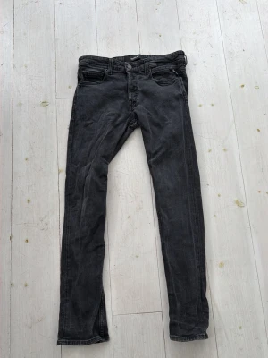 Replay jeans - Säljer nu dessa feta Replay jeans i modellen Grover som är i straight fit vilket är riktigt schysst. Passar dig mellan 170-180cm lång. Storleken är 29w 32l. Skriv vid frågor eller funderingar✍️✍️