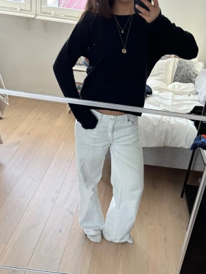 Mörkblå stickad tröja  - Mysig mörkblå stickad tröja i bra skick från Filippa K. Mycket skönt❤️