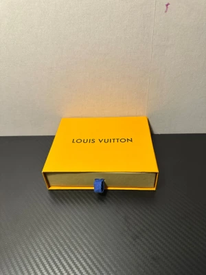 Plånbok  -  Helt ny plånbok, Jättelite trasig på kanten(boxen) Därför säljs den 50 kr billigare