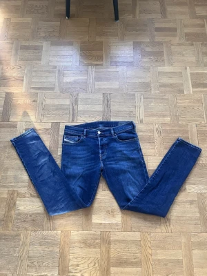 Diesel jeans - Dessa jeans har vart i bruk nu ett tag men den har inga synliga defekter på själva jeansen. Dem är 29-32 i stl