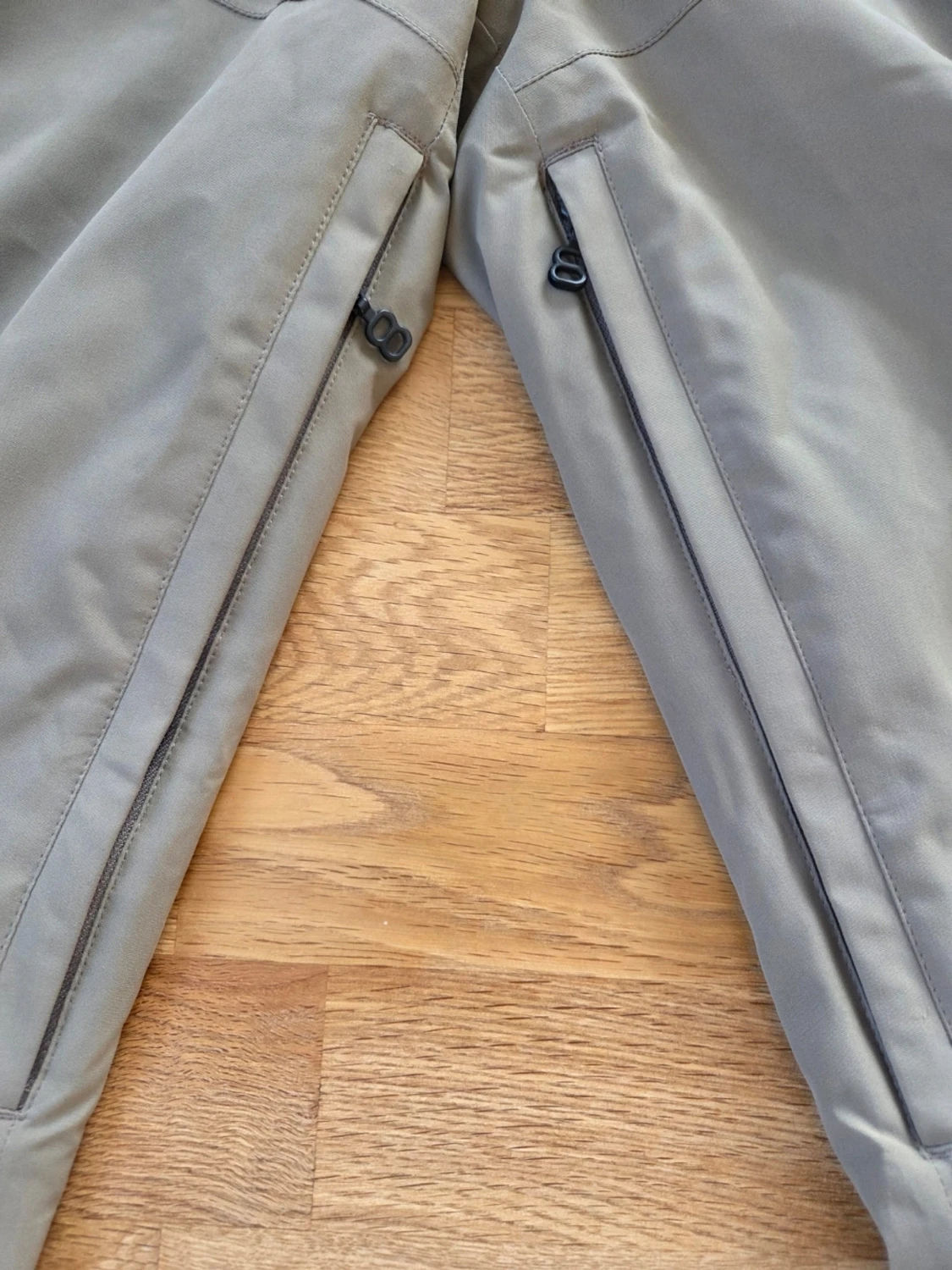 Beiga täckbyxor med svarta detaljer - 4