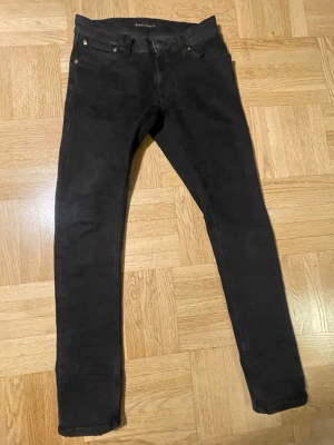 Svarta Nudie Jeans  - Säljer ett par svarta jeans i mycket bra skick. Inga defekter. Pris kan diskuteras.