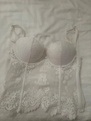 Vit korsettopp från Victoria’s secret  - Jättesnygg och söt korsettop från Victorias secret i storlek 34C