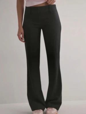 Nelly lågmidjade kostymbyxor  - Lågmidjade kostymbyxor från nelly utan fickor bak och med raka ben. I super fint skick! De har bara sytts in lite i midjan med det går att ta bort enkelt.