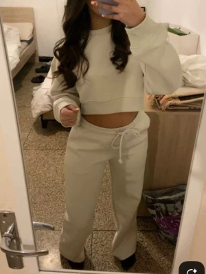 Zara mjukisset - Beiget/creme färgat mjukisset från Zara i super fint skick! Tröjan är croppad, passar någon kortare.