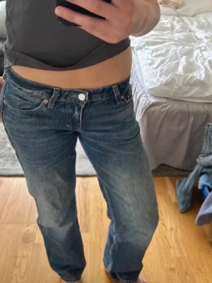 Snygga jeans från weekday! - INTE MINA BILDER !! Säljer vidare dessa snygga jeans från weekday då de tyvär inte passade mig. Raka i benen, storlek xs ❤️