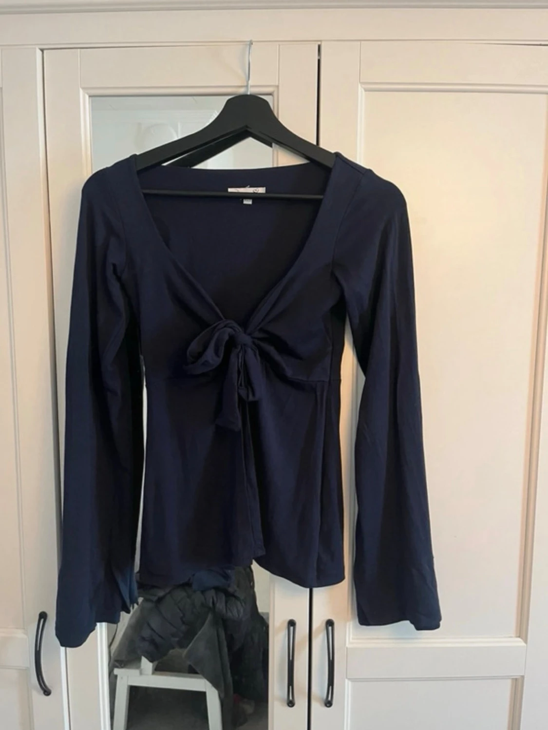 Mörkblå långärmad knytblus - 1