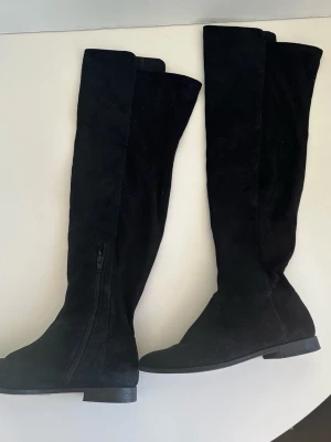 Svarta overknee stövlar från H&M - Fina höga svarta stövlar från H&M i storlek 39. Kan användas både som knähöga stövlar och som over-knee. Mjukt vegansk konstläder. Otroligt bekväma. Mycket gott skick.   Hämtas i Stockholm eller skickas mot porto. 