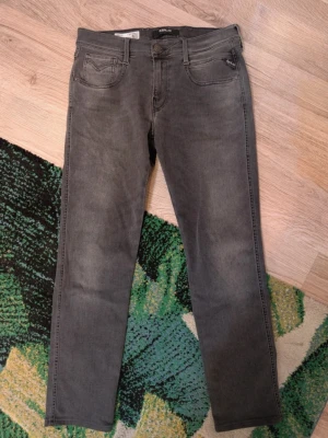 Gråa replay anbass  - Hej, säljer dessa replay anbass (slim fit). Säljer då  de var lite stora på mig. Lapparna är av klippta men de är w30 som man ser på bild 4. Men skulle säga att längden är 30 också. Om ni är osäkra  kan jag skicka mått. Skriv gärna om ni har några frågor🤗