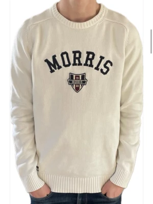 Morris tröja - Stilren morriströja Mycket bra skick, en liten fläck man inte tänker på alls (se sista bild) Storlek M, normalstor i storlek Jag på bild är 180cm lång och den sitter något pösig på mig Endast 319kr för följare Fråga gärna om du har någon fundering