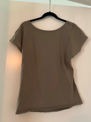 Tröja med öppen rygg  - Superfin tröja med öppen rygg från Nelly. Använd fåtal gånger Inga anmärkningar