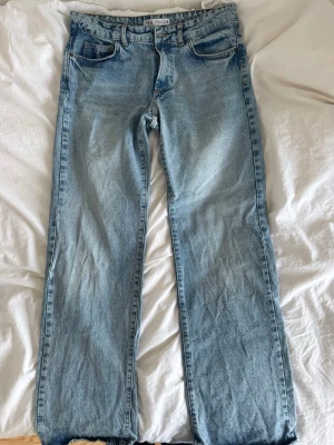 Ljusblå raka jeans från Zara - Säljer ett par ljusblå jeans från Zara med rak passform och lågmidjad midja! Inga defekter. Lång passform!