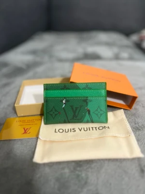 Korthållare  - Helt ny och oanvänd korthållare, väldigt sällsynt, allt som vissas i bilden medföljer, skickas inom 24 timmar, har även andra färger och modeller i min profil