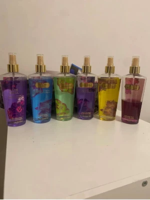 Victoria's Secret Body Mists 6-pack - Säljer ett set med sex olika body mists från Victoria's Secret. 1st för 145kr och alla för 650kr och den rosa för 70kr för det inte finns så mycket i 