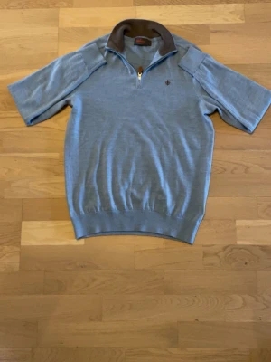 Ljusblå merinoull zip up Morris - Riktigt snygg halvzip från Morris med skön färg. Plagget har inga defekter