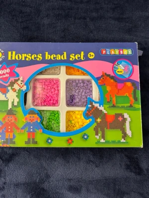  Pärl Kit  - Oanvänt pärl kit inkluderar pärlor, pärlplatta samt pärl design och stryckpapper.  