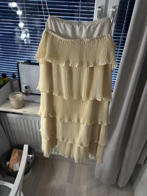 Gul olang klänning💛  - Jätte gullig fin klänning, från SHEIN. ⭐️använt ca 2 ggr max, köpte för ca 150kr säljer för 50kr! Inga fläckar eller så vidare! Storlek S, jag är ca 173 cm och bär oftast M i klänningar och jag tycker den sitter lite tajt och är lite kort🫰🏻💗bara att skriva om ni undrar något!!🫰🏻