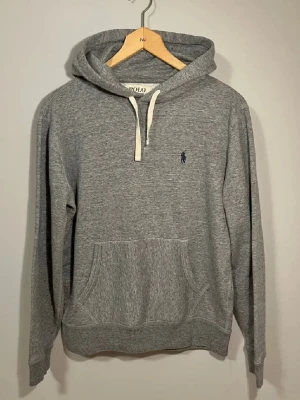 Gråmelerad Ralph Lauren Hoodie  - Supersnygg gråmelerad hoodie från Ralph Lauren. Storlek S. Mycket fint skick, sällan använd. Hör gärna av er vid funderingar🙌