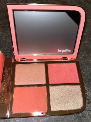 Rougepalett från Polite Society - NY! Supersnygg blush + highlighterpalett från Polite Society med fyra nyanser. Vill verkligen behålla men har för mycket smink 😭Original pris: 349~