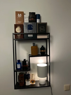 Blandade parfymer BYTE - Hej. Söker byte av någon av dessa parfymer:                   Parfum De Marleys Althaïr cirka 80/100ml kvar.             Victor & Rolf Spicebomb Extreme 60-70/90ml kvar.             Azzaro TMW parfum cirka 70/100ml kvar.                         Acqua di Parma Fico Di Amalfi cirka 55/75ml kvar.      Lattafa Khamrah cirka 65/100ml kvar.                            Har fler parfymer också, men om du har några frågor är det bara att kontakta mig!